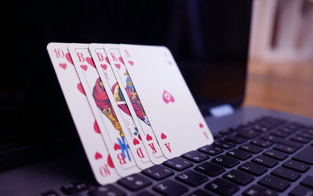 Aprenda como jogar poker online grátis